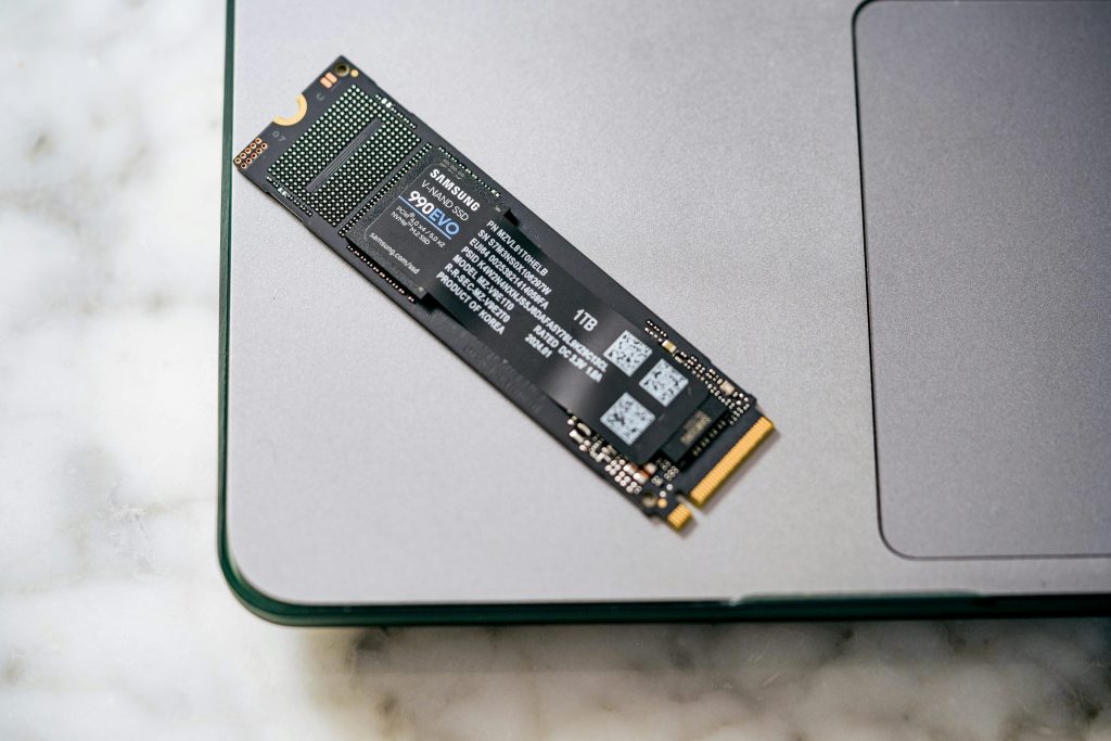 SSD vs HDD comparison for computer storage